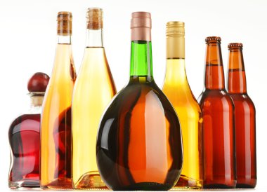 beyaz izole karışık alkollü içki şişesi