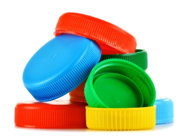 plastik şişe kapakları üzerinde beyaz izole