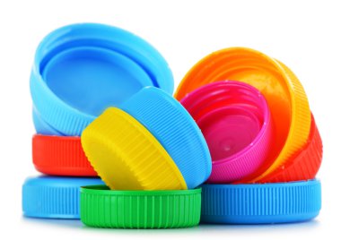 plastik şişe kapakları üzerinde beyaz izole