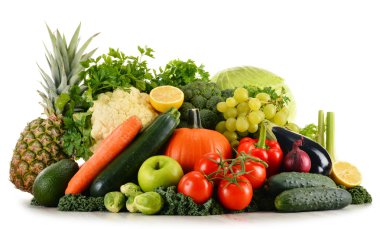 Beyaza izole edilmiş çeşitli organik sebzeler.