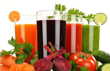 gözlük ile üzerine beyaz izole taze sebze suları