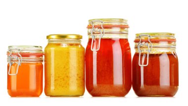 kavanoz bal üzerine beyaz izole ile kompozisyon