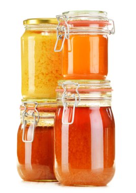 kavanoz bal üzerine beyaz izole ile kompozisyon