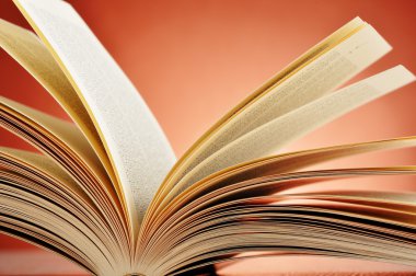 Masanın üzerinde gözlük ve kitaplarla kompozisyon