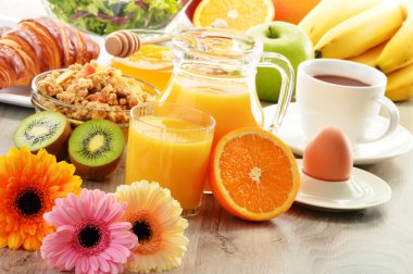 kahve, meyve suyu, kruvasan, salata, müsli ve yumurta kahvaltı