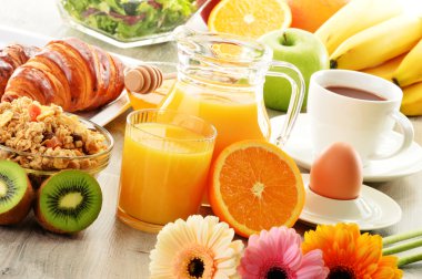 kahve, meyve suyu, kruvasan, salata, müsli ve yumurta kahvaltı