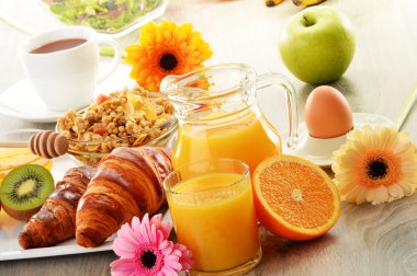 kahve, meyve suyu, kruvasan, salata, müsli ve yumurta kahvaltı