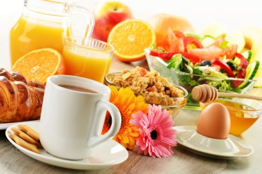kahve, meyve suyu, kruvasan, salata, müsli ve yumurta kahvaltı