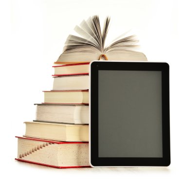 Kitaplar ve tablet bilgisayar üzerinde beyaz izole kompozisyonu