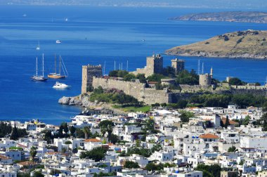 Sıcak yaz gününde Bodrum Limanı manzarası. Türk Rivierası