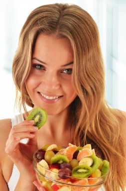jonge vrouw eten fruitsalade
