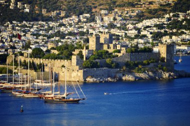 Sıcak yaz gününde Bodrum Limanı manzarası. Türk Rivierası