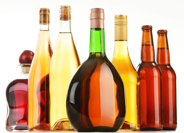 Botellas de bebidas alcohólicas surtidas aisladas sobre blanco — Foto de Stock