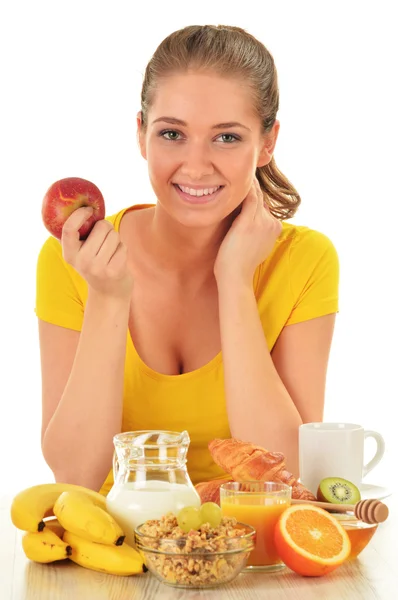 Genç bir kadın kahvaltı yapıyor. Dengeli diyet — Stok fotoğraf