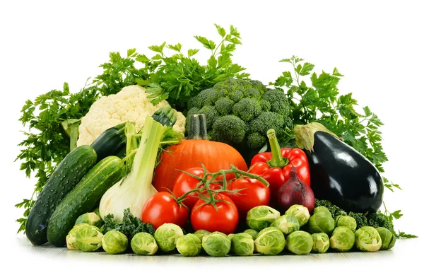 Różne surowe warzywa organiczne izolowane na białym — Zdjęcie stockowe