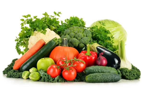 Różne surowe warzywa organiczne izolowane na białym — Zdjęcie stockowe