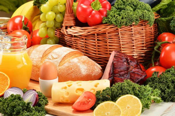 Composizione con prodotti alimentari biologici assortiti — Foto Stock