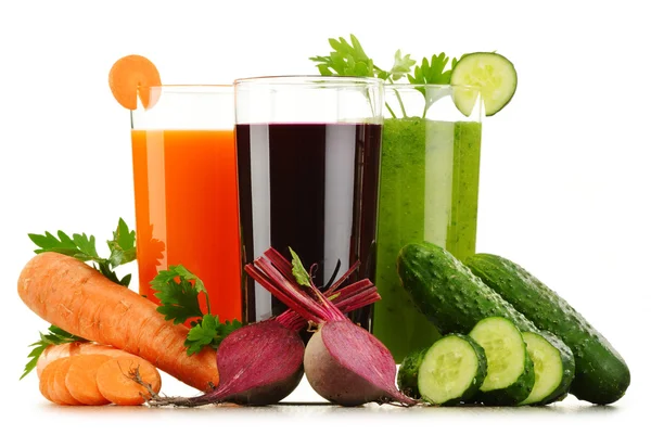 Vasos con zumos de verduras frescas aislados en blanco —  Fotos de Stock