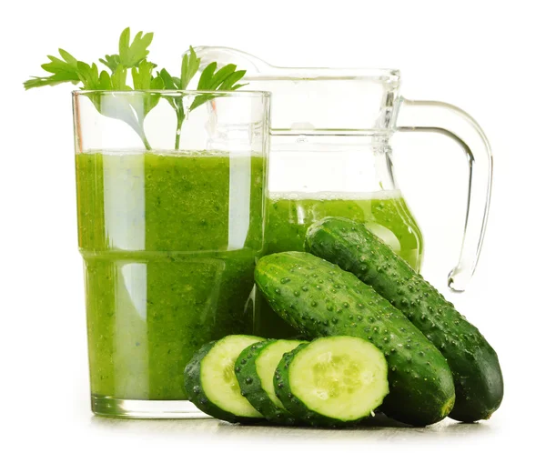 Glas med färsk grönsaksjuice isolerade på vitt. detox diet — Stockfoto