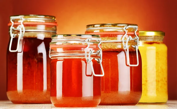 Samenstelling met potjes honing — Stockfoto
