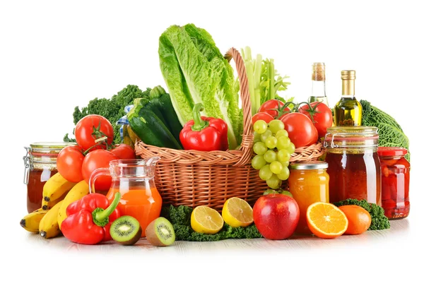 Composição com variedade de vegetais orgânicos e frutas em vime — Fotografia de Stock