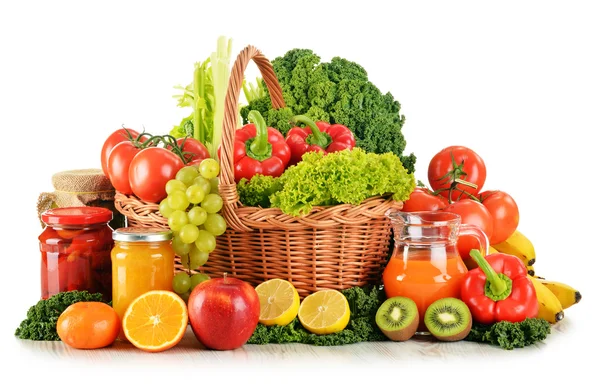 Composición con variedad de verduras y frutas ecológicas en mimbre —  Fotos de Stock