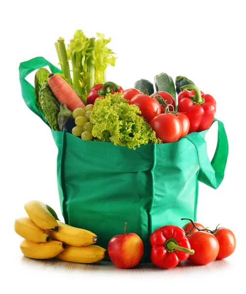 Green shopping bag with variety of fresh organic vegetables isol — Stock Photo, Image