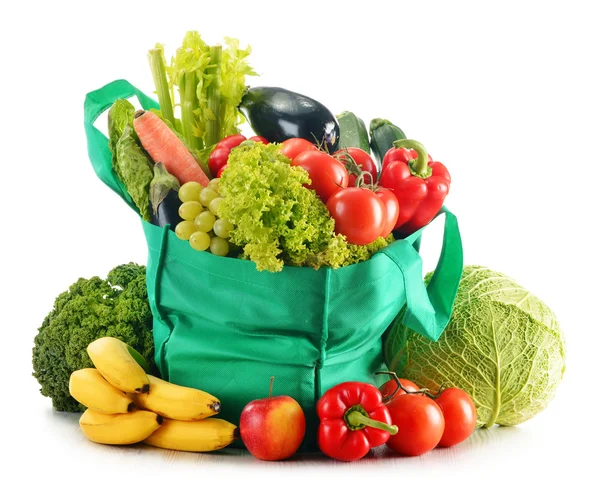 Зелена торгова сумка з різноманітними свіжими органічними овочами ізольовані — стокове фото
