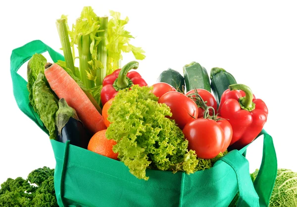 Sokféle friss biozöldségek isol zöld bevásárlótáska — Stock Fotó