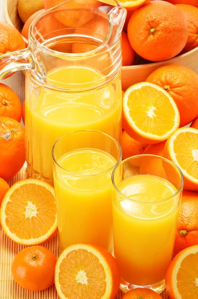 Sammansättning med glas apelsin juice och frukt — Stockfoto