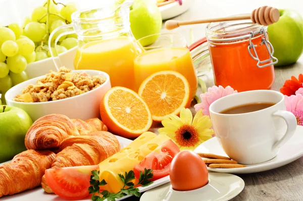 Sammansättning med frukost på bordet. Balnced diet. — Stockfoto