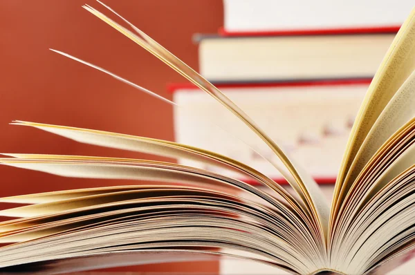 Samenstelling met bril en boeken op tafel — Stockfoto