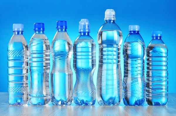 Samenstelling met geassorteerde plastic flessen mineraal water — Stockfoto