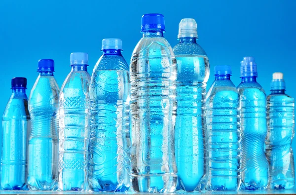 खनिज पानी की विभिन्न प्लास्टिक की बोतलों के साथ संरचना — स्टॉक फ़ोटो, इमेज