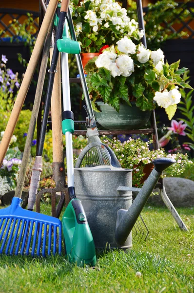 Regadera y herramientas en el jardín — Foto de Stock