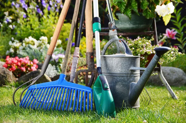 Vattning burk och verktyg i trädgården — Stockfoto