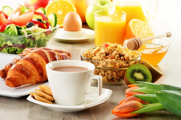 Desayuno con café, zumo, croissant, ensalada, muesli y huevo — Foto de Stock