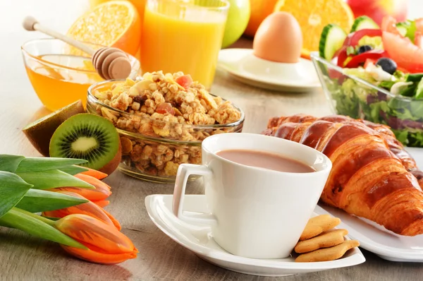 Frukost med kaffe, juice, croissant, sallad, müsli, ägg — Stockfoto