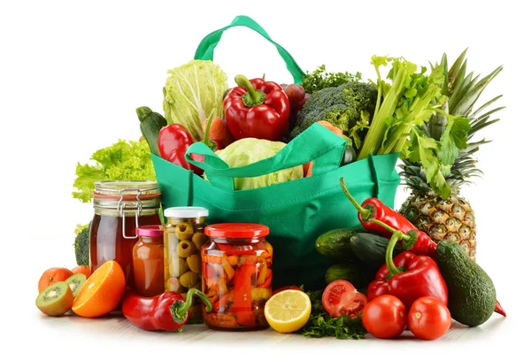 Bolsa verde con comestibles aislados en blanco —  Fotos de Stock