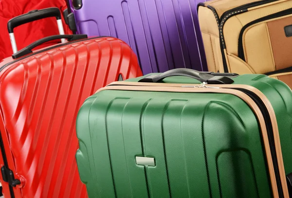 Kompozice s barevnými cestovními kufry — Stock fotografie