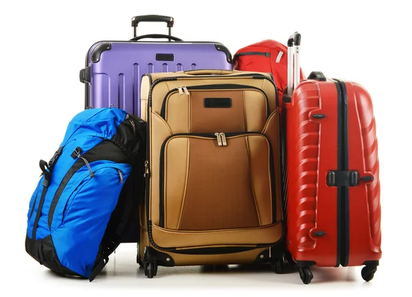 Kufry a batoh izolovaných na bílém — Stock fotografie
