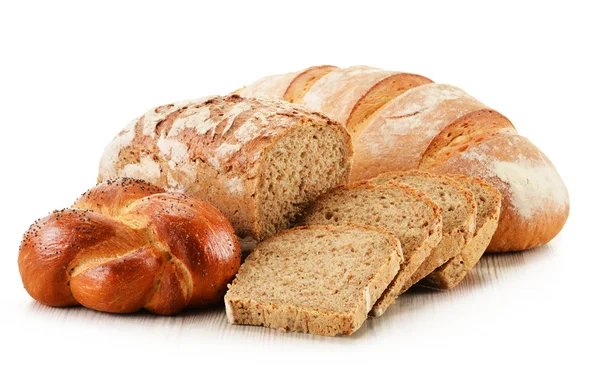 Композиція з різноманітністю хлібобулочних виробів ізольовані на білому — стокове фото