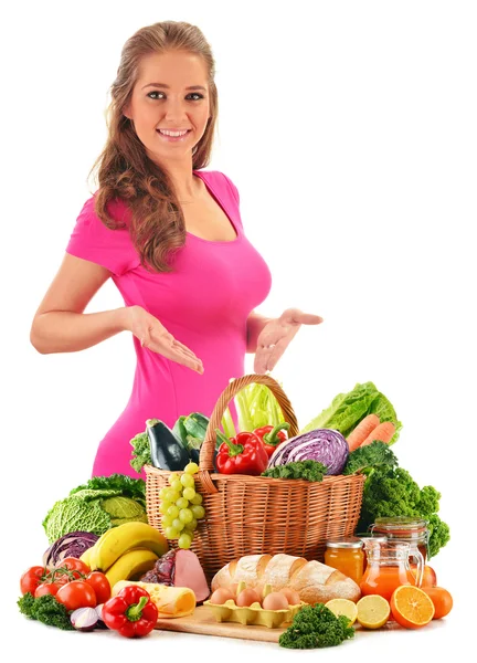 Jeune femme avec assortiment de produits d'épicerie isolé sur blanc — Photo