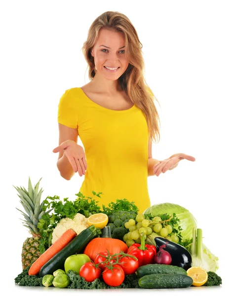 Dieta equilibrada à base de vegetais orgânicos crus e frutas — Fotografia de Stock