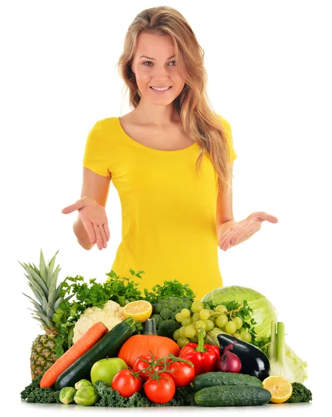 Dieta equilibrada à base de vegetais orgânicos crus e frutas — Fotografia de Stock