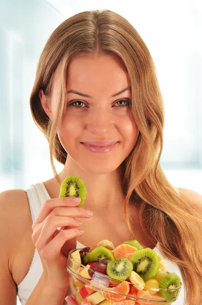 과일 샐러드를 먹는 젊은 여자 — 스톡 사진