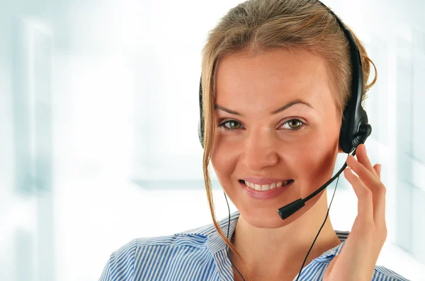 Operadora del centro de llamadas. Atención al cliente. Servicio de asistencia . — Foto de Stock