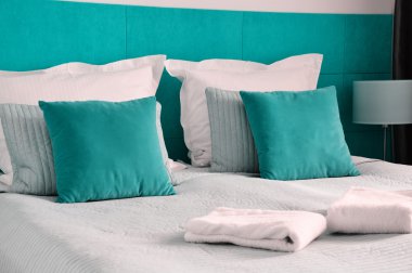 Otel odasında çift kişilik yatak. Konaklama