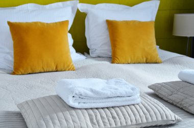 Otel odasında çift kişilik yatak. Konaklama