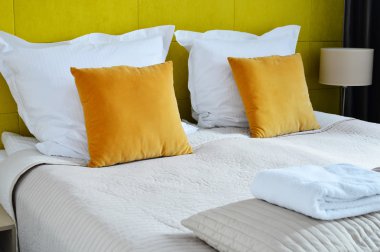 Otel odasında çift kişilik yatak. Konaklama